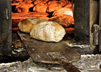 Marigliano, pane cotto con legna sporca di vernice: chiuso panificio