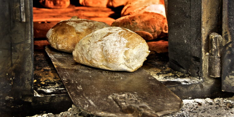 Marigliano, pane cotto con legna sporca di vernice: chiuso panificio