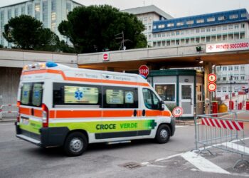 Muore in un incidente: figlio passa di lì per caso e si accorge che la madre è la vittima