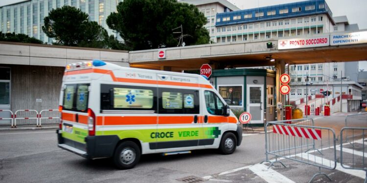 Muore in un incidente: figlio passa di lì per caso e si accorge che la madre è la vittima