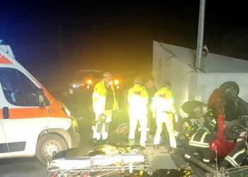 Brusca manovra per schivare un gatto: morto un 15enne, gravissima la sorella