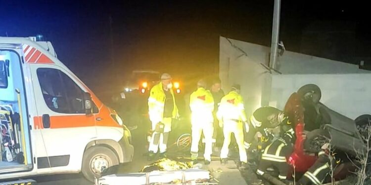 Brusca manovra per schivare un gatto: morto un 15enne, gravissima la sorella