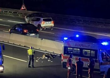 Attraversa l’autostrada a piedi e viene travolto da una moto: due morti, grave una 22enne di Afragola