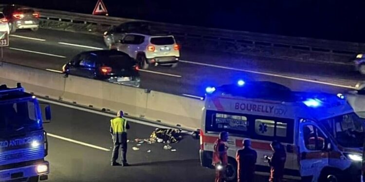 Attraversa l’autostrada a piedi e viene travolto da una moto: due morti, grave una 22enne di Afragola