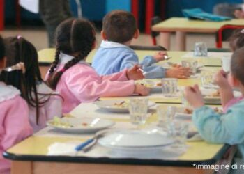 Caserta, bimbi considerati morosi privati delle bottiglie d’acqua durante la mensa scolastica