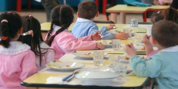 Caserta, bimbi considerati morosi privati delle bottiglie d’acqua durante la mensa scolastica