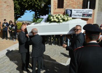 Alluvione Marche, addio alla 17enne Noemi, il fratello:”sono stato accanto al suo corpo per due giorni”. Ancora dispersa la madre