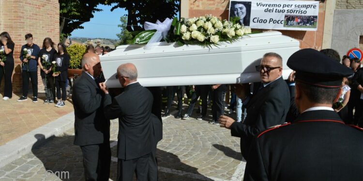 Alluvione Marche, addio alla 17enne Noemi, il fratello:”sono stato accanto al suo corpo per due giorni”. Ancora dispersa la madre