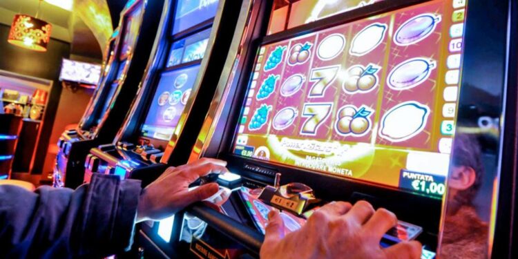 Accoltella un uomo perché occupa da troppo tempo un videopoker: arrestato un pregiudicato