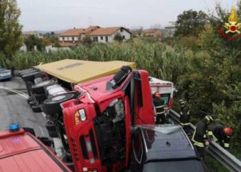 Tir si ribalta e schiaccia un’ambulanza: morto l’autista e il paziente all’interno