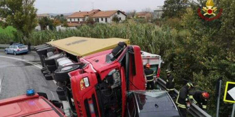 Tir si ribalta e schiaccia un’ambulanza: morto l’autista e il paziente all’interno