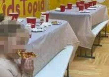 Nessuno si presenta al suo compleanno di tre anni: Avery mangia da sola una fetta di pizza