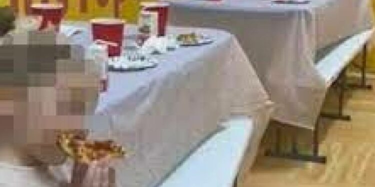 Nessuno si presenta al suo compleanno di tre anni: Avery mangia da sola una fetta di pizza