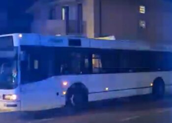 Cade dalla bici e viene travolto da un bus: bimbo di 7 anni muore sotto agli occhi del papà