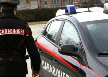 Infila la testa della moglie nel forno: arrestato un 60enne