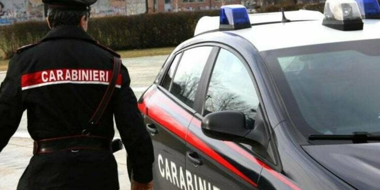 Infila la testa della moglie nel forno: arrestato un 60enne