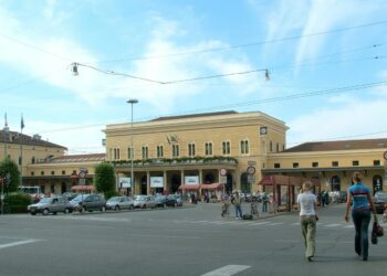 Ragazzo di 16 anni accoltellato in stazione: è grave