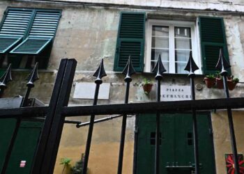 Lancia una freccia contro un uomo perché faceva rumore in strada: la vittima stava festeggiando la nascita del figlio