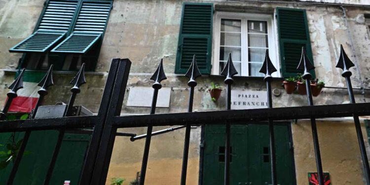 Lancia una freccia contro un uomo perché faceva rumore in strada: la vittima stava festeggiando la nascita del figlio