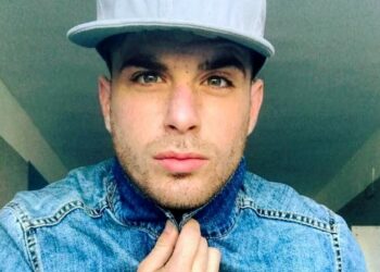 Folgorato dal phon mentre si asciuga i capelli: Leonardo muore a 31 anni