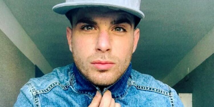 Folgorato dal phon mentre si asciuga i capelli: Leonardo muore a 31 anni