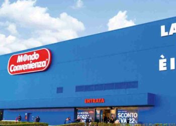 Ritardo nella consegna della cucina: uomo entra nel negozio con una spranga e minacci i dipendenti