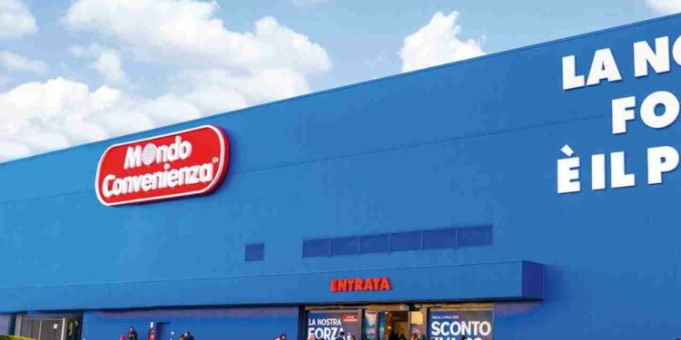 Ritardo nella consegna della cucina: uomo entra nel negozio con una spranga e minacci i dipendenti