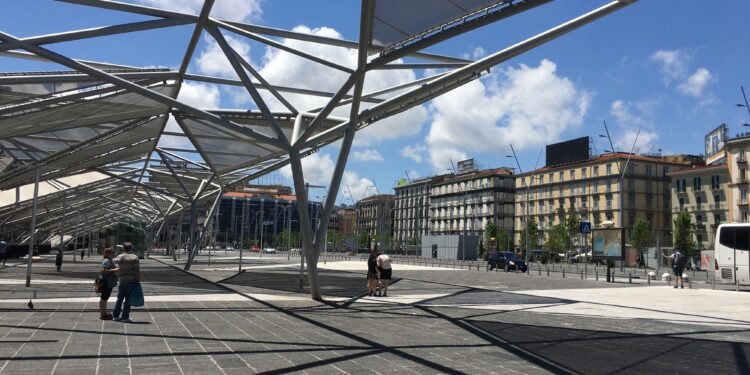 Si lava le parti intime sotto gli occhi dei passanti: degrado a Piazza Garibaldi