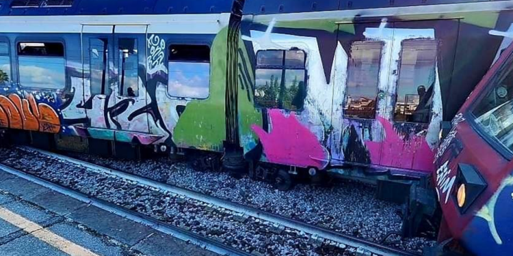 Deragliato treno circumvesuviana nella stazione di Pompei