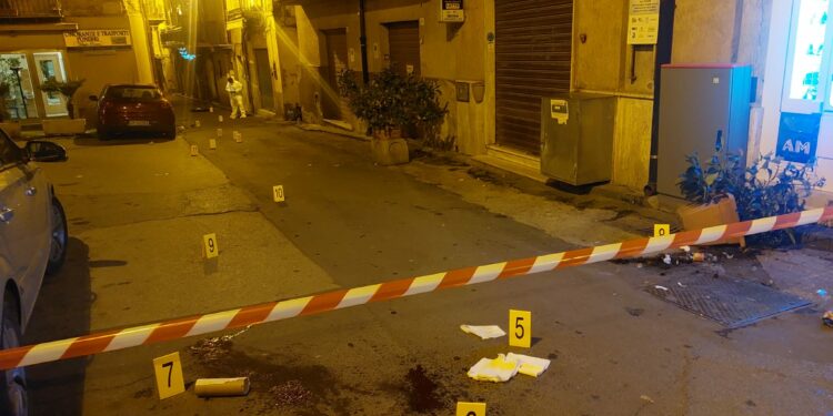 Avances ad una donna fanno scattare una lite che finisce a coltellate: un morto e tre feriti