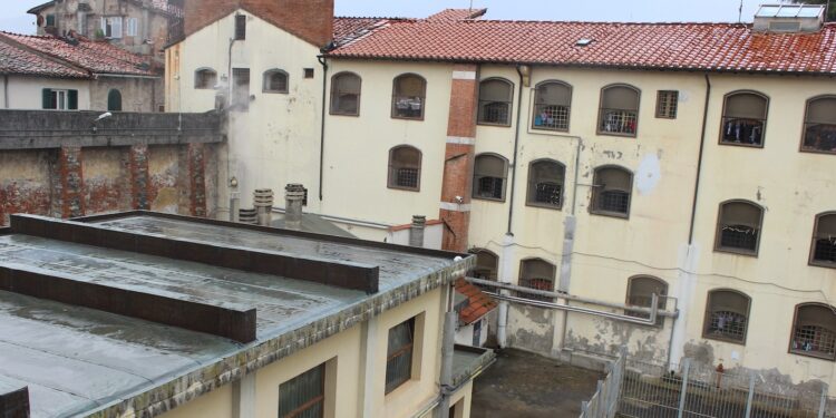 Portava droga in carcere al figlio: arrestata donna di 49 anni per spaccio