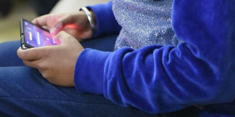 Solo in casa, 14enne si suicida: la mamma e il papà scoprono la tragedia