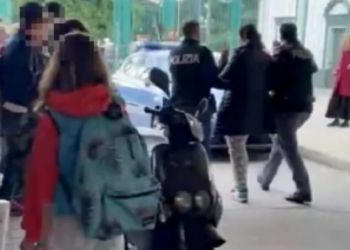 “Vuole rapire i bimbi a scuola”: bloccata una 42enne a Napoli