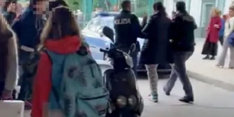 “Vuole rapire i bimbi a scuola”: bloccata una 42enne a Napoli