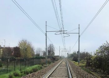 Travolto ed ucciso da un treno in corsa: corpo di un uomo irriconoscibile