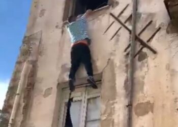 Si lancia da una finestra per scampare ad un incendio: miracolosamente salvo un 28enne