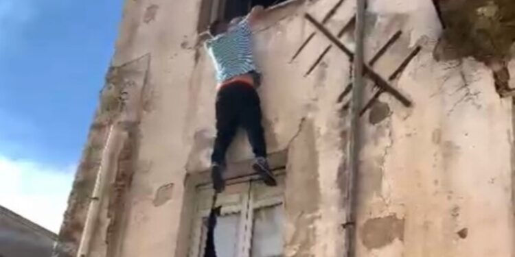 Si lancia da una finestra per scampare ad un incendio: miracolosamente salvo un 28enne