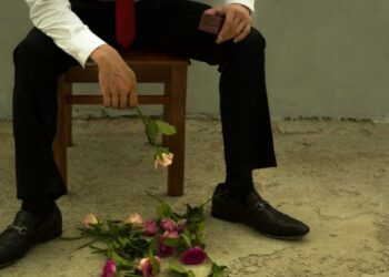 Sposa tradisce il marito con il testimone: lo sposo li scopre in atteggiamenti intimi