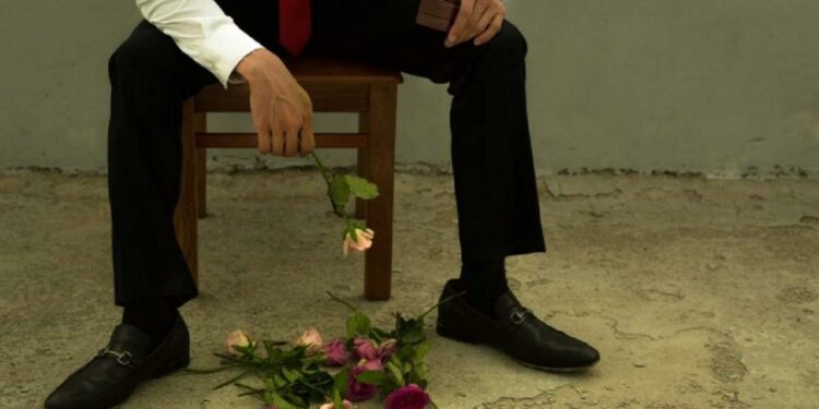 Sposa tradisce il marito con il testimone: lo sposo li scopre in atteggiamenti intimi