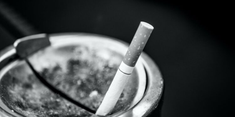 Abusava di una bimba e spegneva sigarette sul corpo del fratello: divieto di avvicinamento per 34enne e la madre dei bimbi