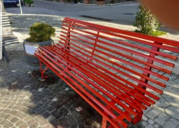 Donna aggredita su una panchina: trovata sporca di sangue