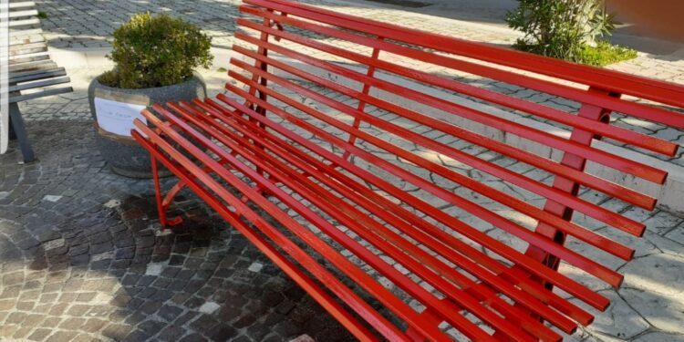 Donna aggredita su una panchina: trovata sporca di sangue