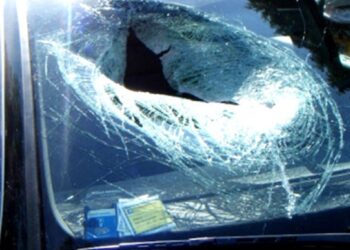 Martello lanciato sull’Asse Mediano finisce sul parabrezza e ferisce gravemente una donna alla guida