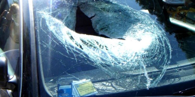 Martello lanciato sull’Asse Mediano finisce sul parabrezza e ferisce gravemente una donna alla guida