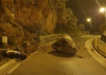 Tragedia sfiorata ad Ischia: cade masso da costone, evacuate 27 persone