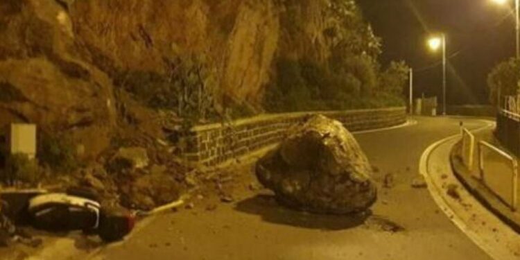 Tragedia sfiorata ad Ischia: cade masso da costone, evacuate 27 persone