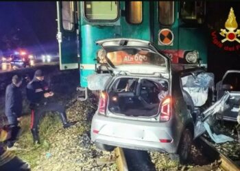 Treno travolge auto sui binari: estratta in gravissime condizioni la conducente