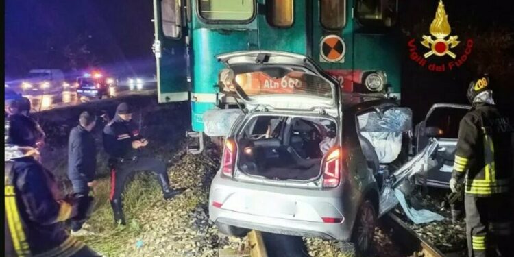 Treno travolge auto sui binari: estratta in gravissime condizioni la conducente