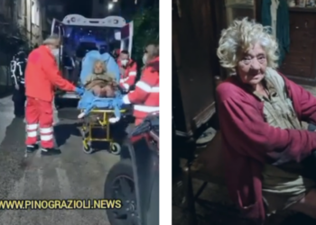 Anziana tra i rifiuti ricoverata