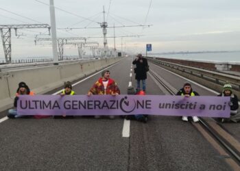gruppo di attivisti blocca venezia